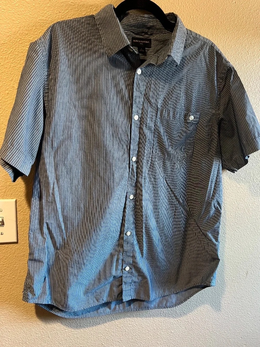 Banana Republic Mens Short Sleeve Button-Down Shirt Navy and White Pinstripe L